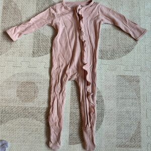 Kyte Baby Ribbed Ruffle Zipper Footie in Blush